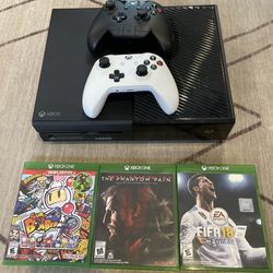 XBox One Model 1540 + 2 Controllers + 3 Games. 