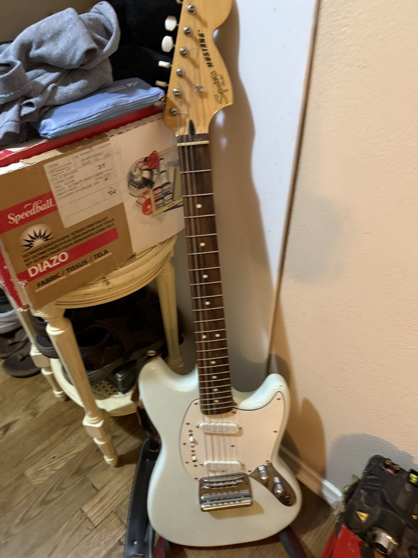 Squier mustang by fender w/ guitar stand