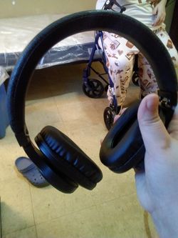 Wireless And Wire Guess Bluetooth Headphones 
