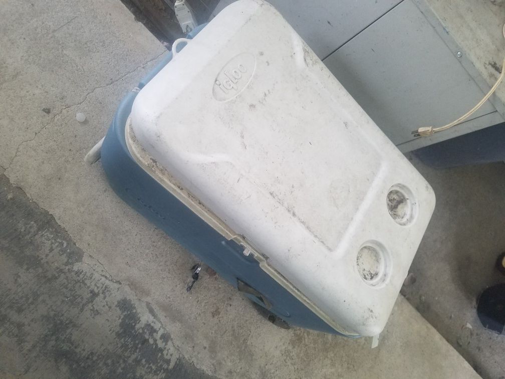 Igloo roller cooler with lid 25"long ×18"inches