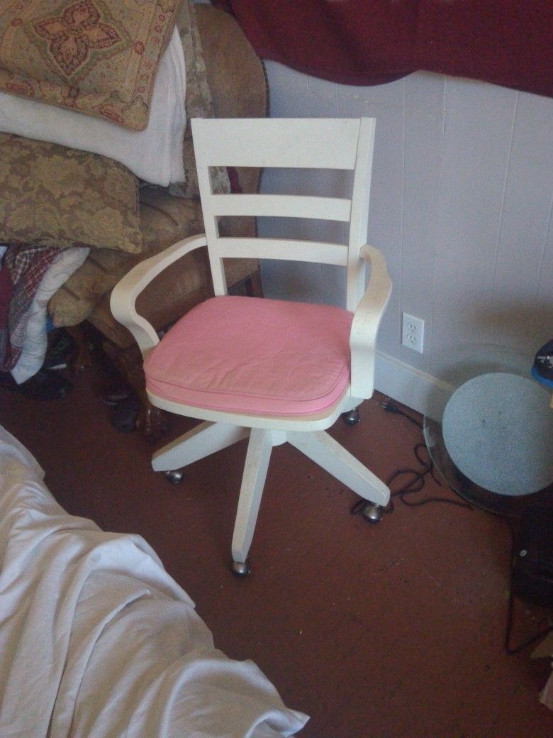 I Am Selling A Swivel Chair