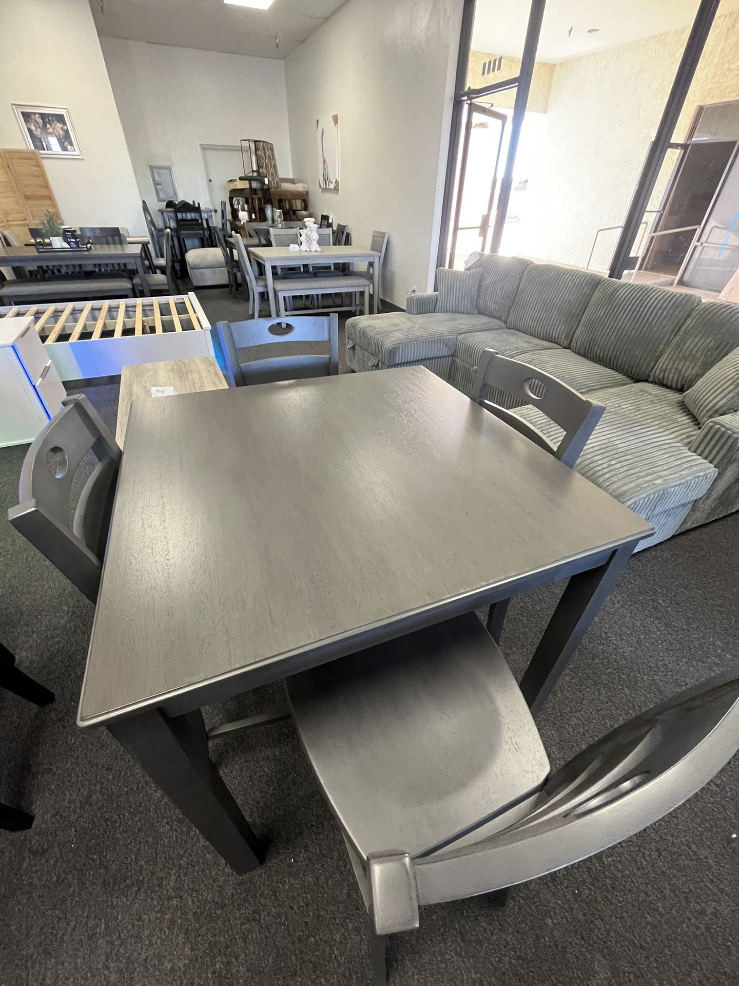 Counter Height Table +4 Chairs