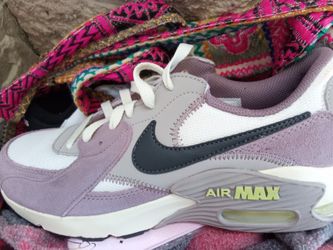 Woman's Size 71/2Nike Air Max