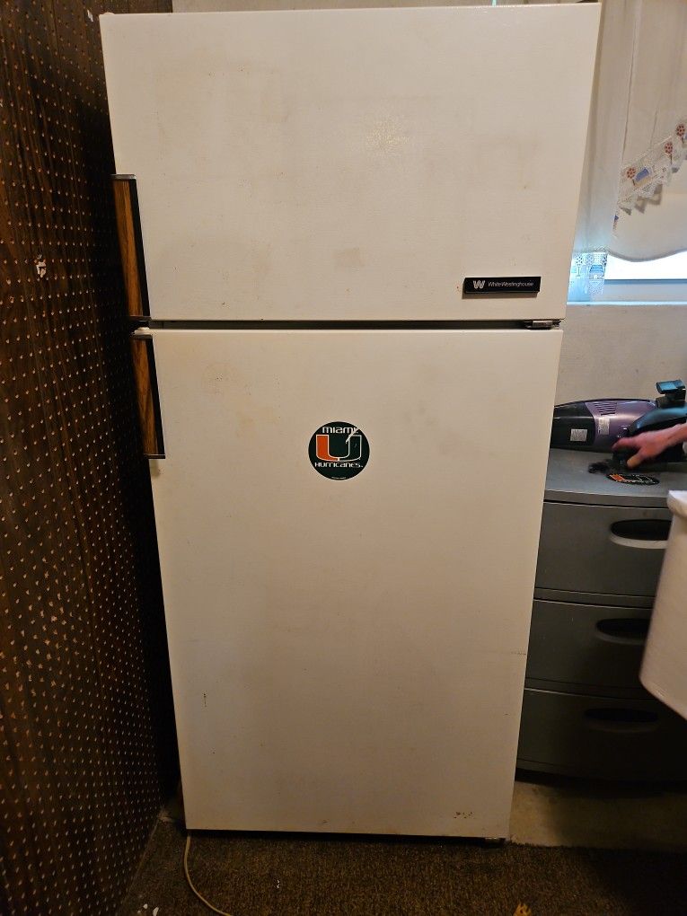 FREE REFRIGERATOR (NOT STAYING COLD ENOUGH) for Sale in Fort Lauderdale
