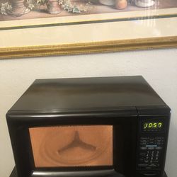 Black color Emerson microwave oven