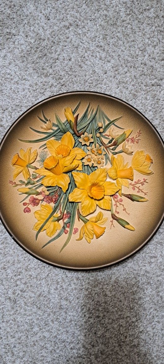Vintage Bossons Hand Painted Chalkware Daffodil Plaque Wall Plate 1959 England 11.5 ".