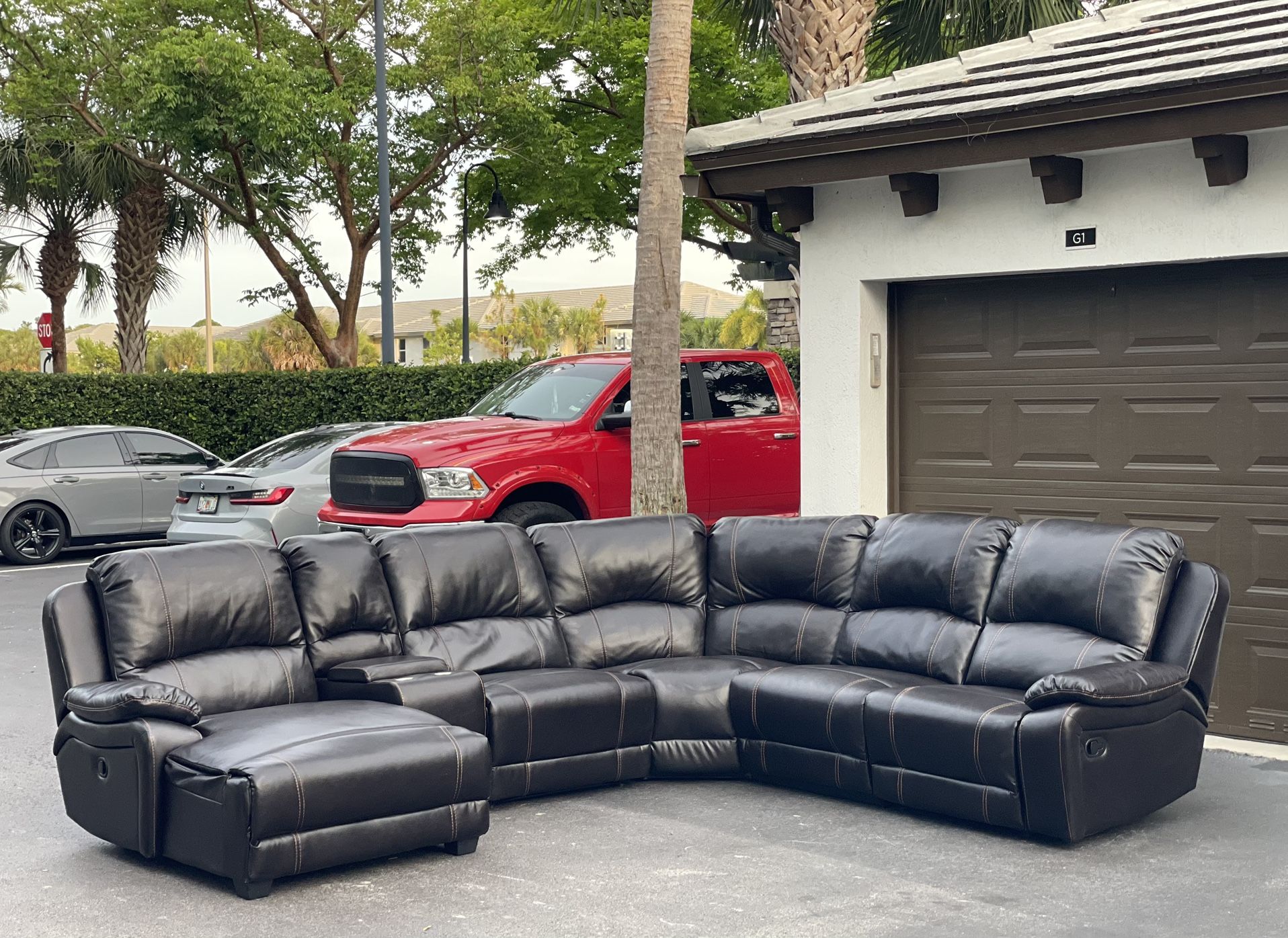 Couch/Sofa Sectional - LIKE NEW - Dark Brown - Recliners - Leather - Delivery Available 🚛