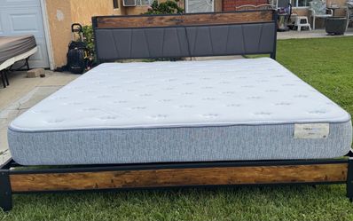 Beutiful king size bed with good mattress