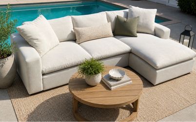 Living Spaces 9’ Reversible Chaise Sectional – Beach Linen