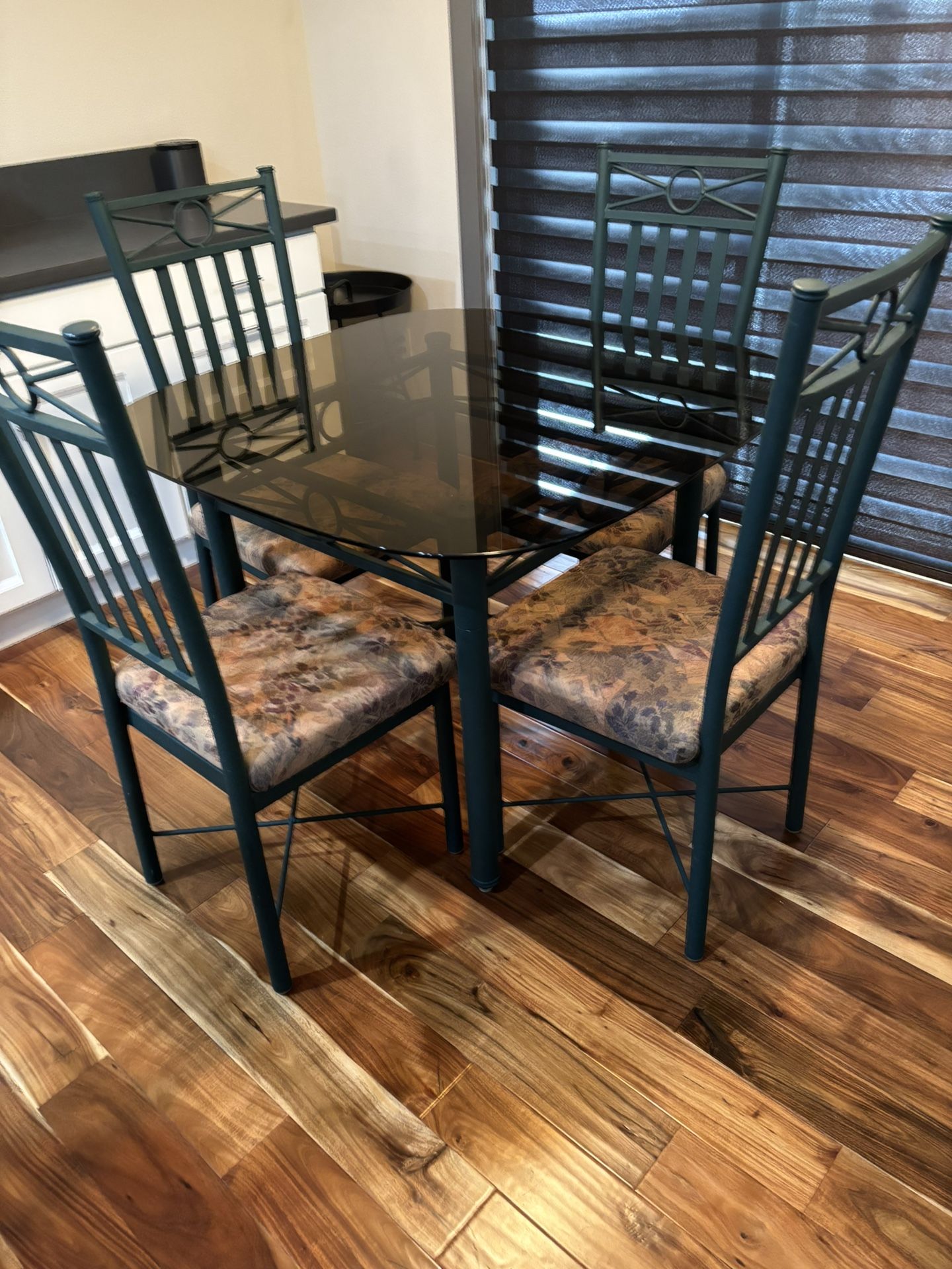 TABLE & 4 CHAIRS