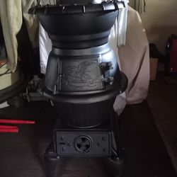 Old Pot Belly Coal And Wood Stove Excellent Condition 350$
