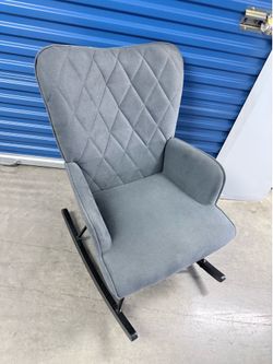 Se vende silla mecedora usada en buenas condiciones por $45