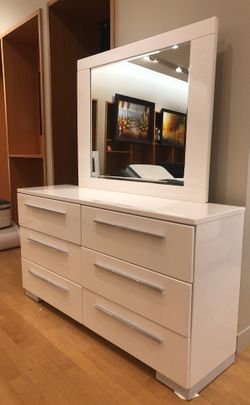 White dresser with mirror in glossy finish