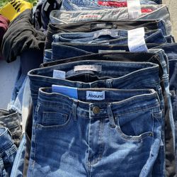 15 PAIRS OF WOMEN JEANS SIZES 24/25 PICK UP TODAY