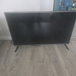 40" LG TV W/ Roku Stick & Roku Remote 