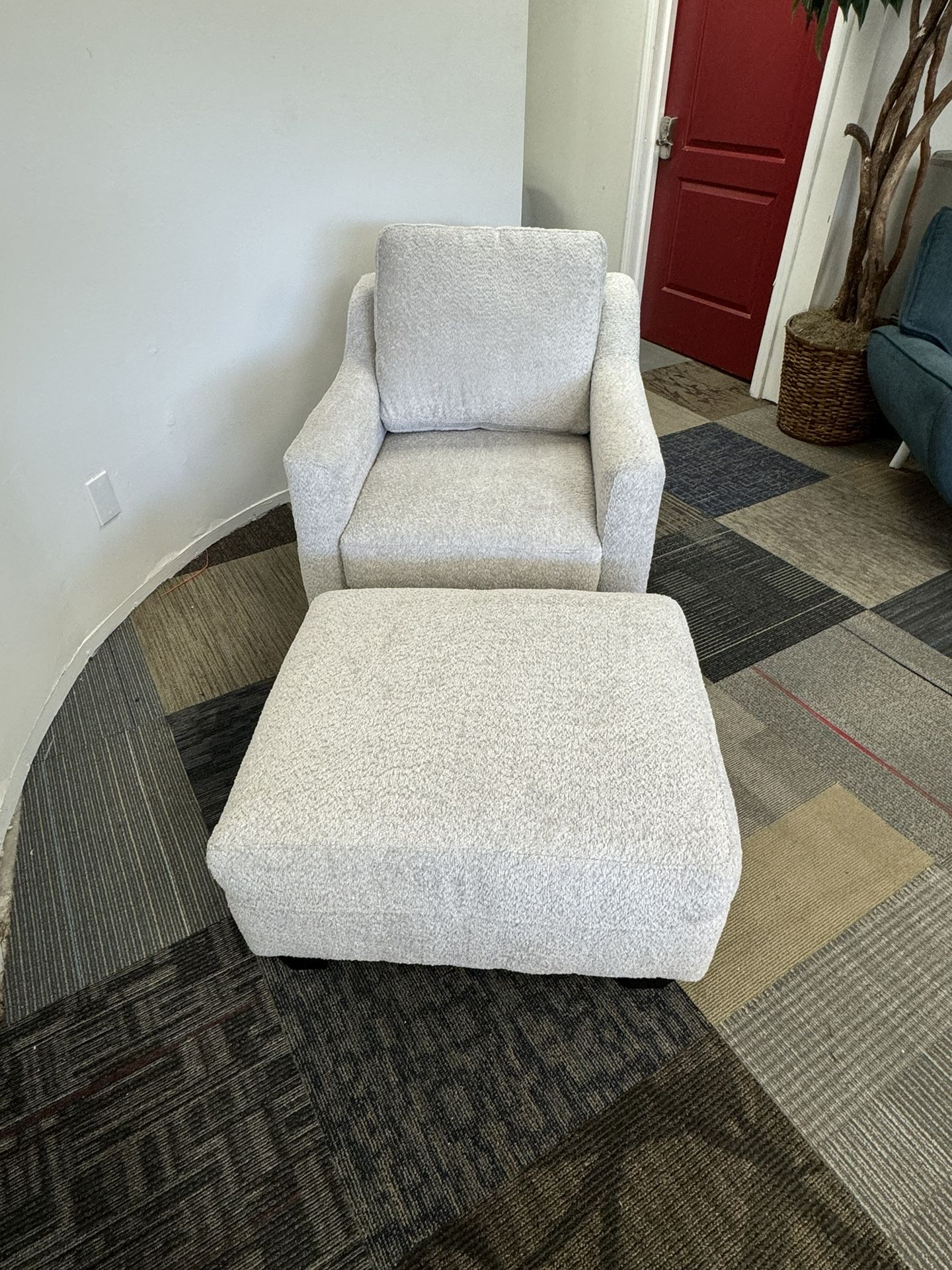 SWIVEL CHAIR WITH OTTOMAN