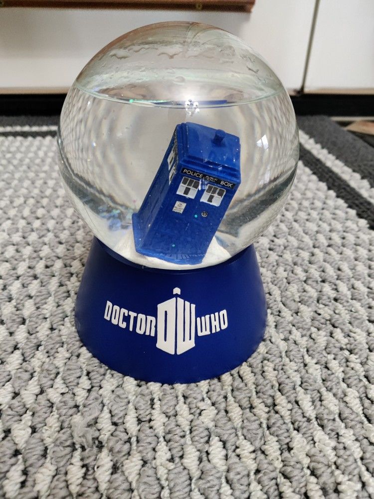 Dr Who Tardis Snow Globe