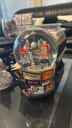 2001 Vintage Bloomingdale’s Snow Globe w/twin towers