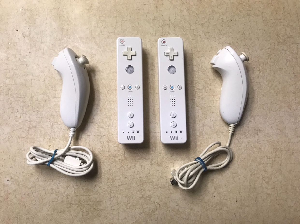 ORIGINAL NINTENDO WII 2 REMOTES + 2 NUNCHUK CONTROLLERS