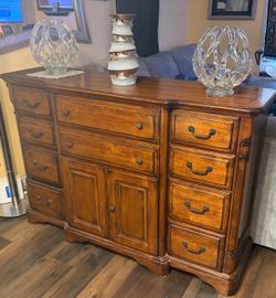 Beautiful Dresser w/10 drawers + storage