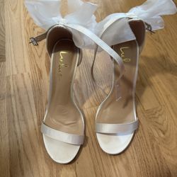 Lulu’s Satin Bow Heel In White SIZE 9