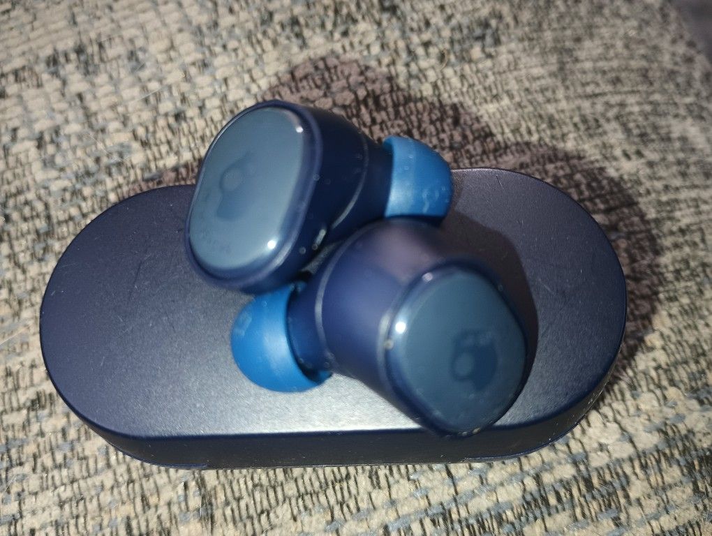 Scull Candy Earbuds With Charging Case For Sale.