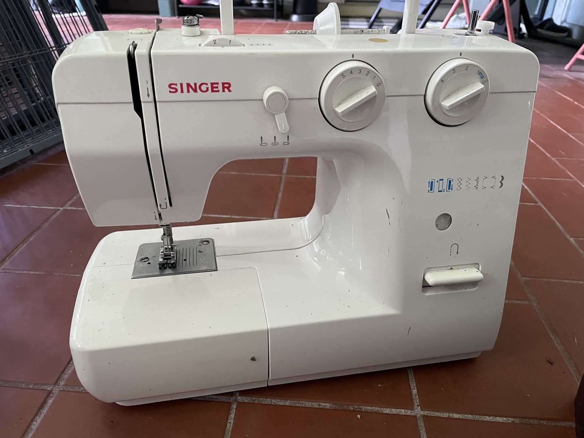 Sewing Machine/Supplies