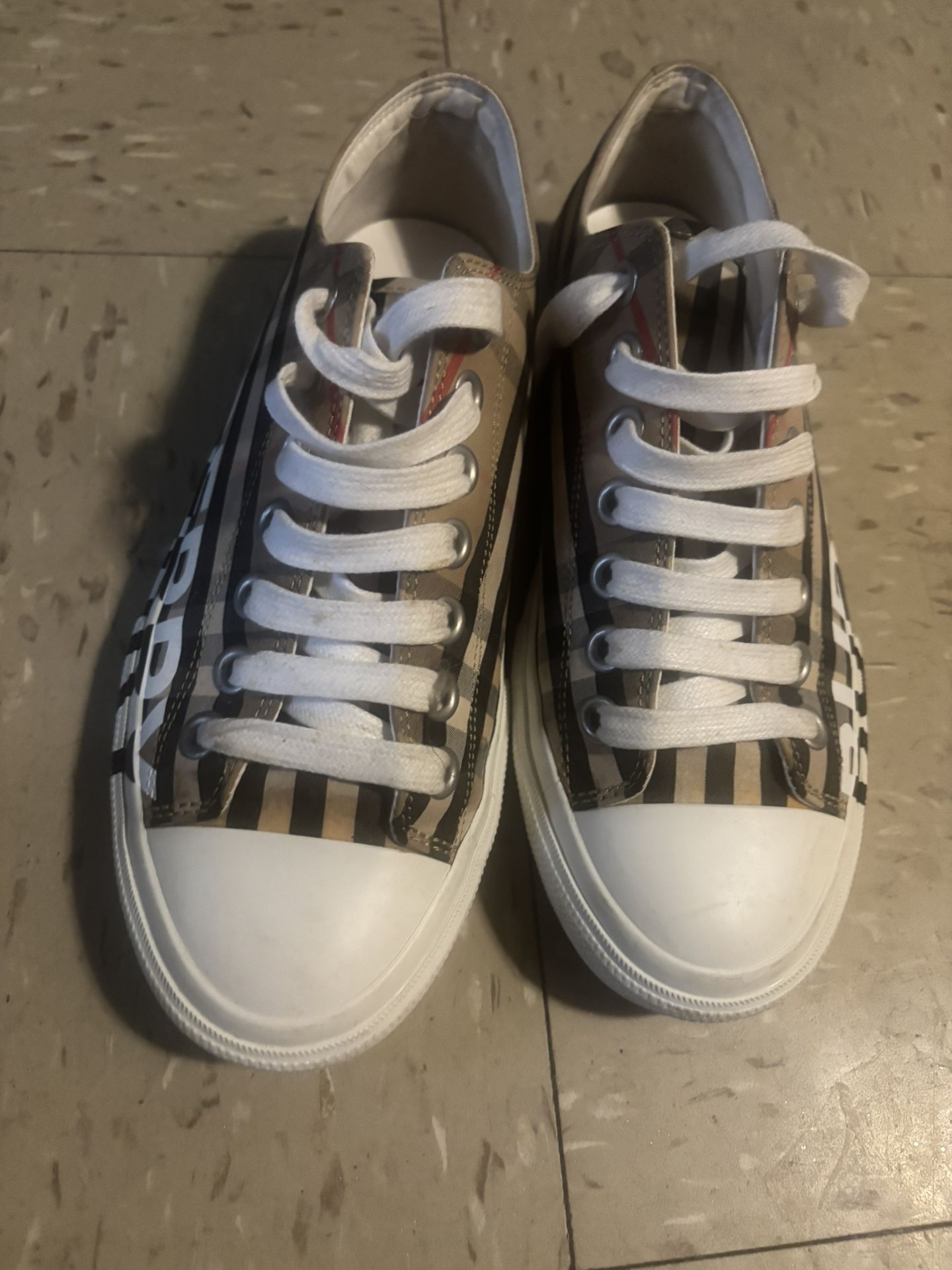 Low cut burberry women shoes