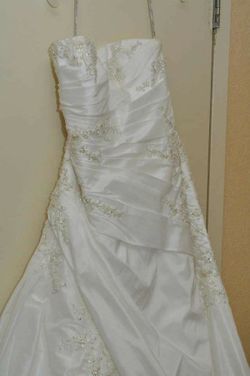 Maggie Sottero Wedding gown size 18. Fits a size 14 woman