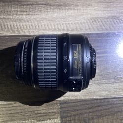 Nikon AF-S DX NIKKOR 18-55mm f/3.5-5.6G zoom lens