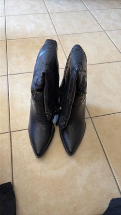 Black cowgirl boots