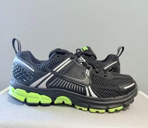 Nike Vomero5  Size 5.5 Youth