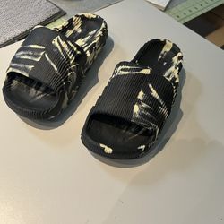 Slip On Sandals  Funky New Size 6-7.5