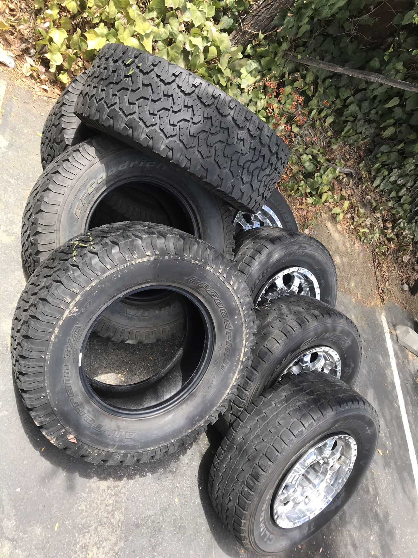 Rims and tires 305/55R17 and 285/70R17