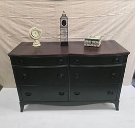 Huntley Serpentine Style Dresser