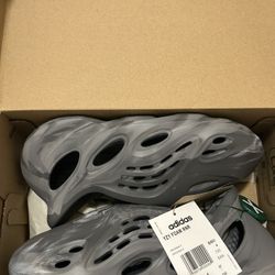 YEEZY Foam Runners size 4 (MX Granite)