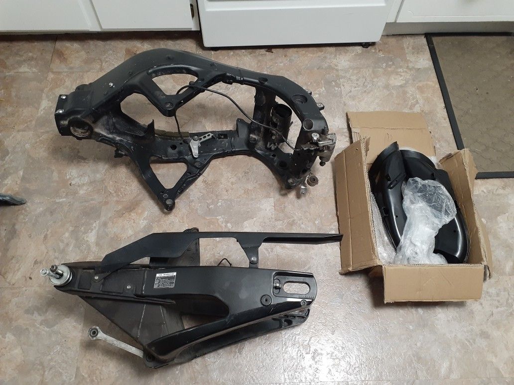09 Yamaha r6 motorcycle frame with accessories