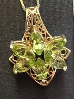 🍀14K Gold Peridot? Pendant / 14K Gold Box Chain