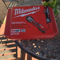 Milwaukee M12 2473-22