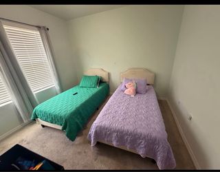 2 twin bed whit everything in the picture