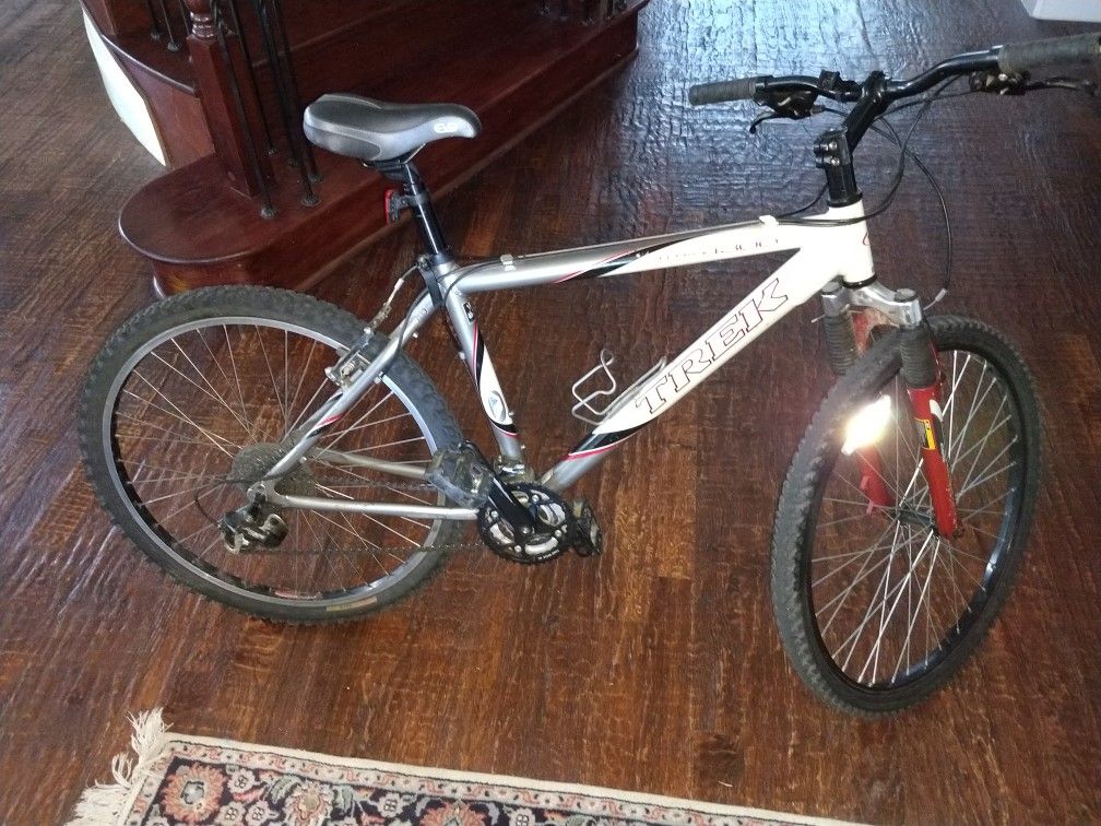 Trek Apha 4300 mountain bike 26" ... Perfect for men or women ( no trades , price is firm $231 cash )