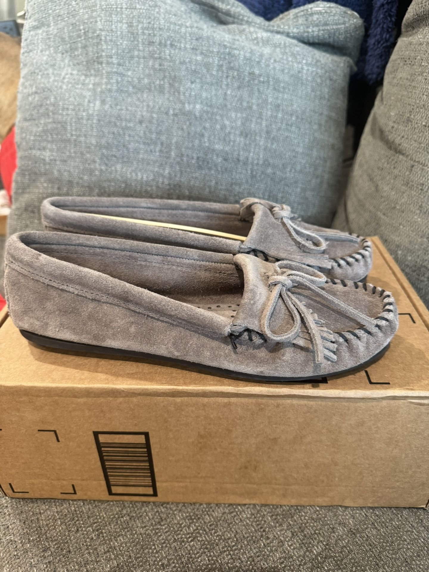 Minnetonka Womens Moccasins Size 8 Gray Fringed Kiltie