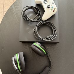 Xbox One X 1TB Bundle (Minty) 