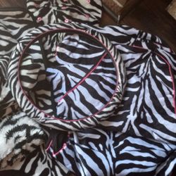 Zebra Car Seat Set 7 to 8pcs.  $50.00 https://offerup.com/redirect/?o=Ty5CTw==