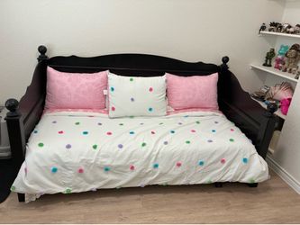 Daybed with trundle bed