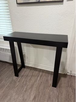 Entry way counsel table