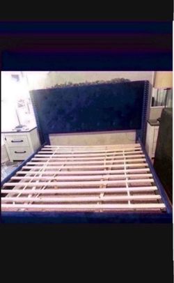 Cama tamaño cal king en buenas condiciones color azul $400 de la mueblería U.S.