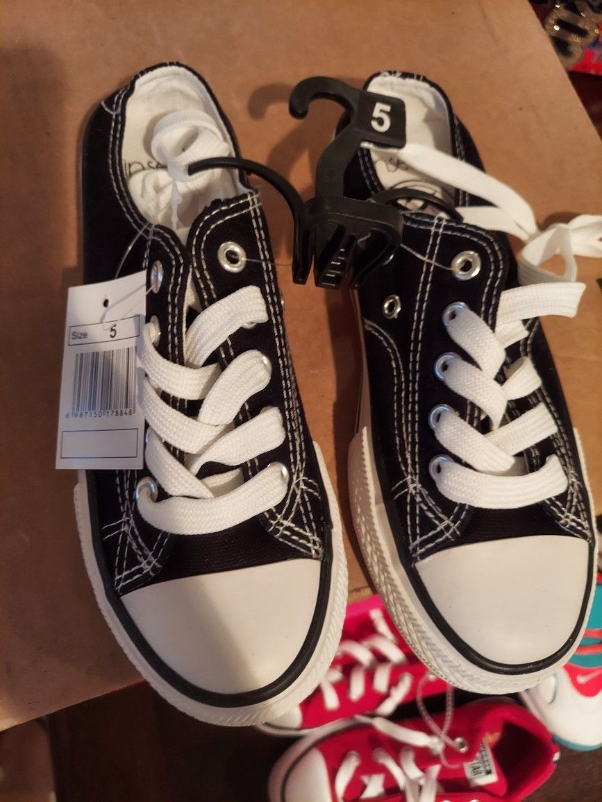 Brand NEW! SIZE 5 CONVERSE