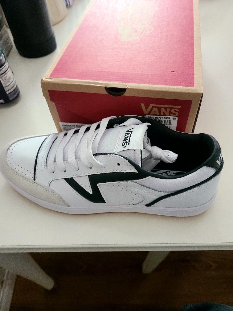 New Vans Size 9.5 Men's Unisex Shoes    Sapatos Nuevos Vans Size 9.5 Para Hombre y Unisex  $55