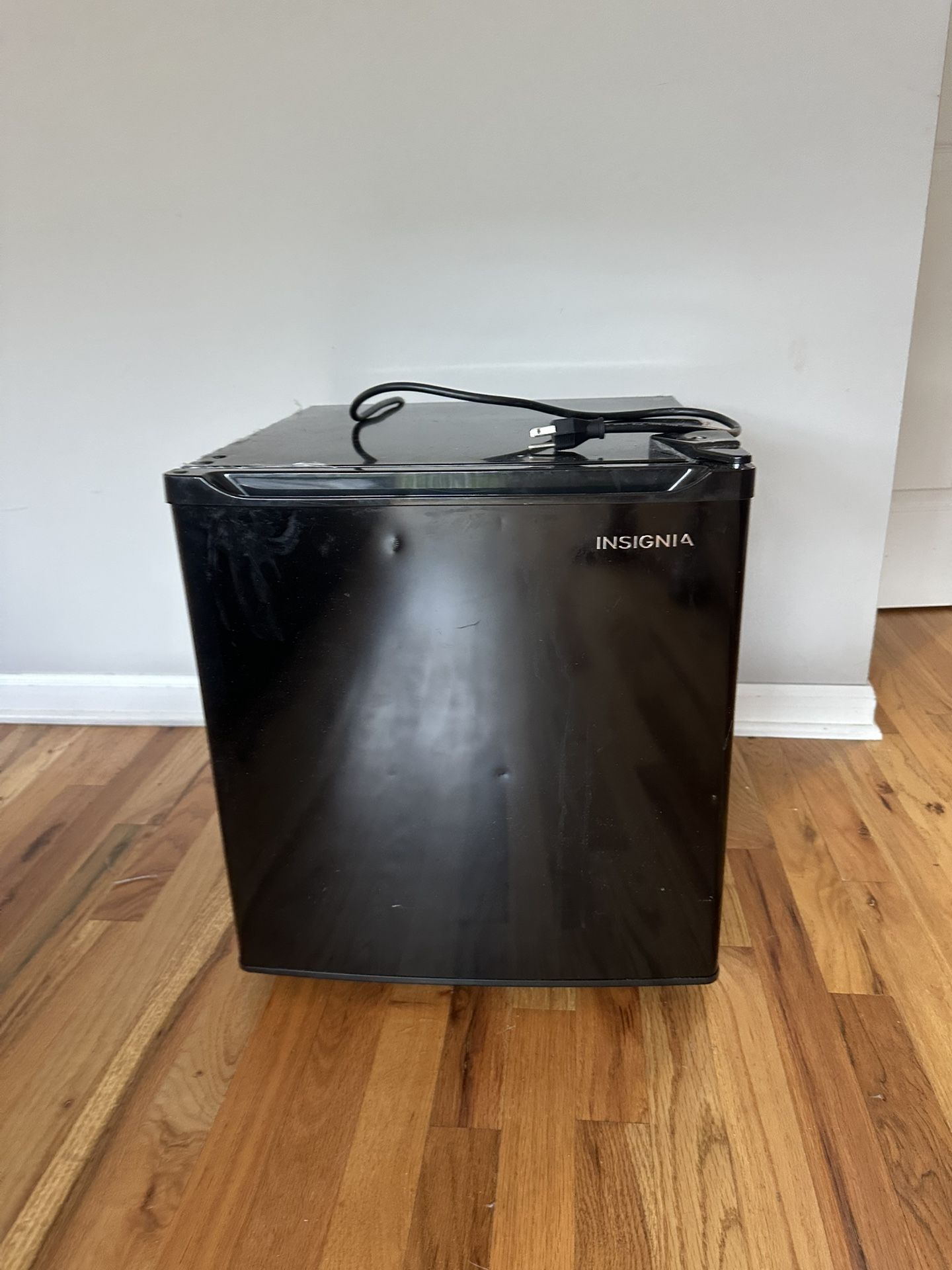 Fridge Insignia 1.6 Cubic Feet 1-Door Compact 12 Volt RV Refrigerator, Black